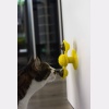 Pepe ruikt aan windmolen kattenspeeltje